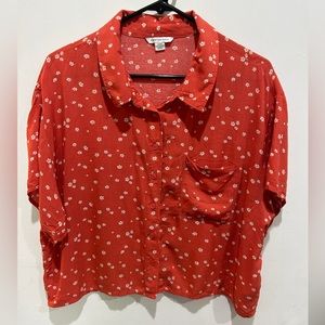 💥3/$10💥American Eagle Women Red Printed Short Sleeve Button Up Shirt